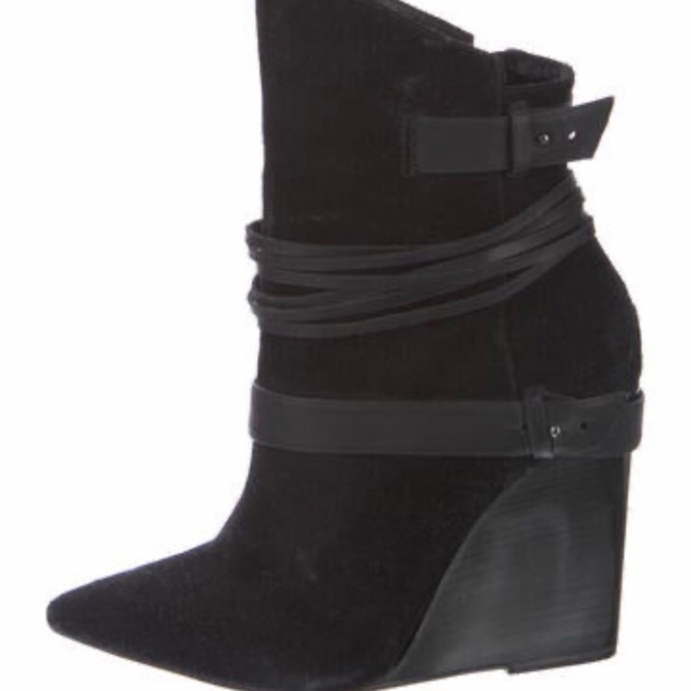 Alice + Olivia. Size 9  IT 10 boot. Mint condition suede.bootie is tie uplace up